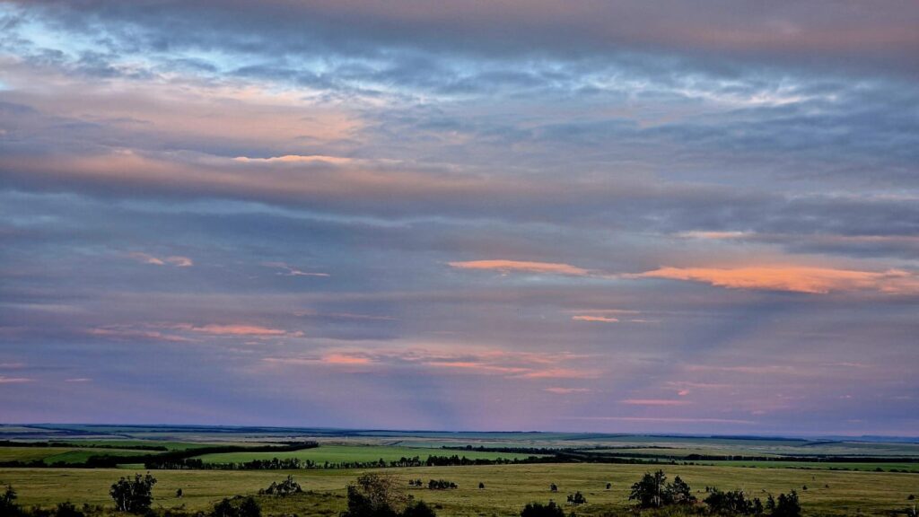 Полосы в небе в районе горы Разборная, Аркаим. 2024